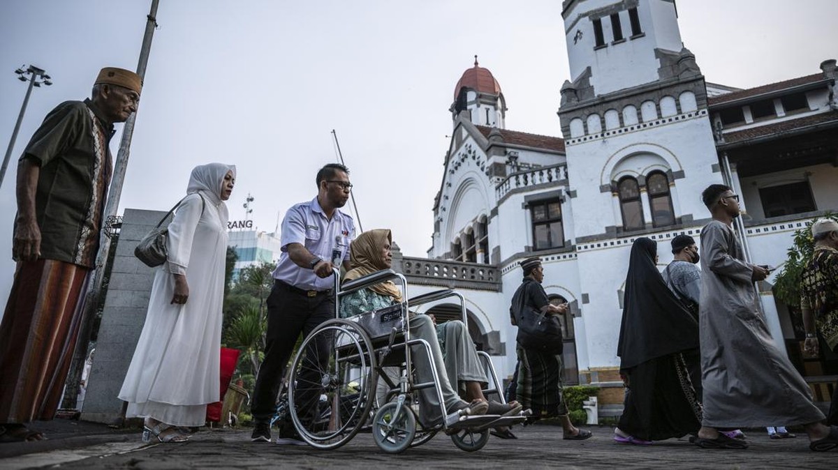 FOTO: Khusyuk Salat Id 1446 Hijriah, dari Aceh Hingga Lawang Sewu