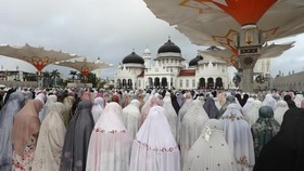 FOTO: Khusyuk Salat Id 1446 Hijriah, dari Aceh Hingga Lawang Sewu