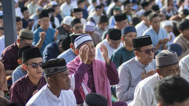 Iduladha dan Idulfitri sama-sama mengumandangkan takdir. Tapi, apakah ada beda takbir Idul Adha dan Idul Fitri?
