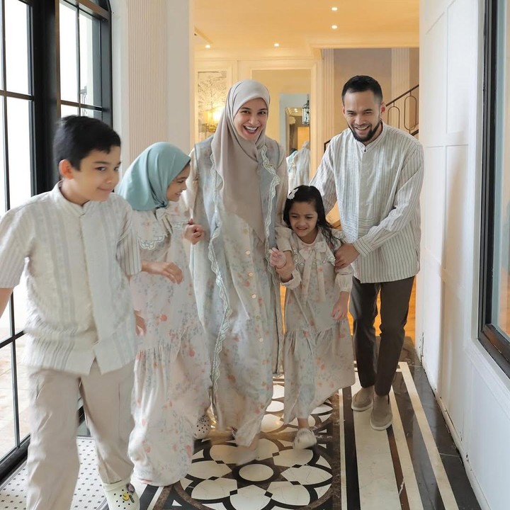 <p>Shireen Sungkar dan Teuku Wisnu turut membagikan momen saat merayakan Lebaran bersama ketiga anaknya. Ia pun menuliskan doa dan ucapan Idul Fitri. “Semoga Allah taala terima amalan kita semua. Selamat hari raya Idul Fitri mohon maaf lahir batin,” tulis Shiree, dikutip dari laman<em> Instagram@shireensungkar. </em>(Foto: Instagram@shireensungkar)</p>