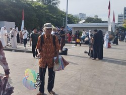 Kakek Sukarya Jualan Mainan di Istiqlal, Manfaatkan Keramaian Salat Id