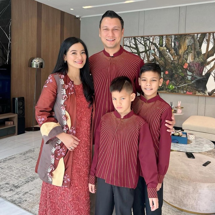 <p>Titi Kamal dan Christian Sugiono juga mengabadikan momen saat merayakan Idul Fitri bersama kedua anaknya. Keluarga ini tampak kompak mengenakan busana Muslim serasi berwarna merah. (Foto: Instagram@titi_kamall)</p>