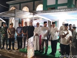 Kala Uskup Labuan Bajo Kibarkan Bendera Pelepasan Pawai Takbiran