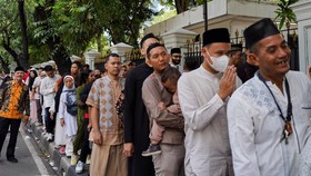 FOTO: Antrean Warga di Open House Perdana Prabowo