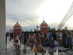 Warga Mulai Padati Masjid 99 Kubah Makassar untuk Salat Idul Fitri 1446 H