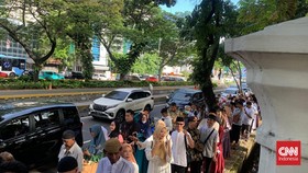 Prabowo Open House Perdana, Ada Warga Mengantre Sejak Pukul 5 Subuh