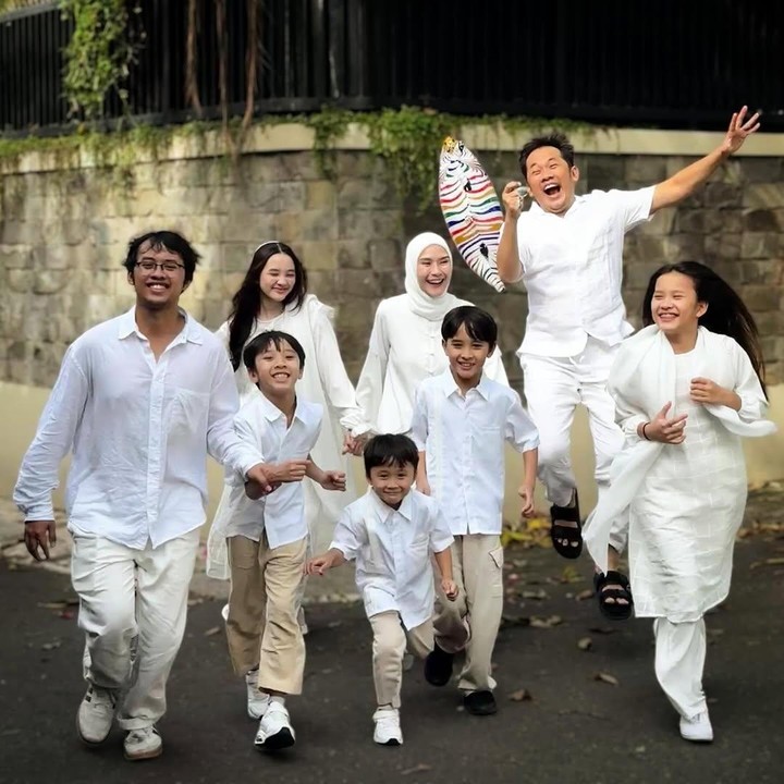 <p>Zaskia Adya Mecca dan keluarga juga memilih busana Lebaran dengan nuansa putih. Hal tersebut diketahui langsung melalui foto keluarga yang dibagikan oleh sang suami, Hanung Bramantyo. Pasangan ini tampak ceria menyambut hari raya bersama keenam anaknya, ya, Bunda. (Foto: Instagram@hanungbramantyo)</p>