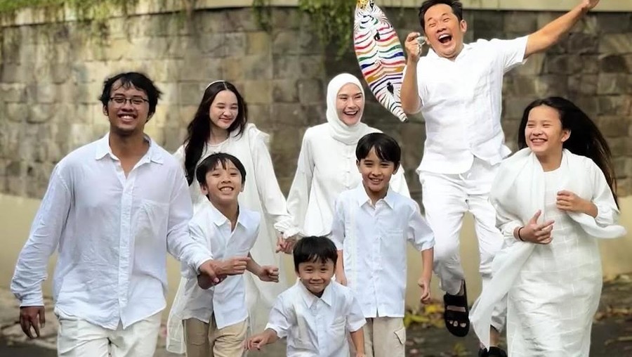 Zaskia Adya Mecca dan keluarga Zaskia Adya Mecca dan keluarga