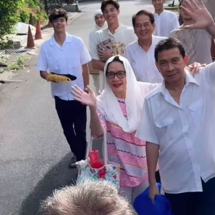 <p>Maudy Koesnaedi melaksanakan salat Eid bersama keluarga besarnya dan sang suami keturunan Belanda, Erik Meijer.  (Foto: Instagram: @maudykoesnaedi)</p>