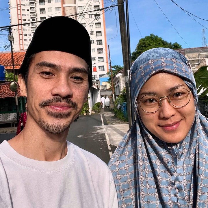 <p>Prisia Nasution melaksanakan salat Eid bersama suaminya yang keturunan Malaysa, Iedil Putra. "Salat Eid-nya sudah. Sekarang misi mencari rendang. Selamat Hari Raya gaessss!" tulis sang suami seraya membagikan potret bersama Prisia. (Foto: Instagram: @iedilputra)</p>