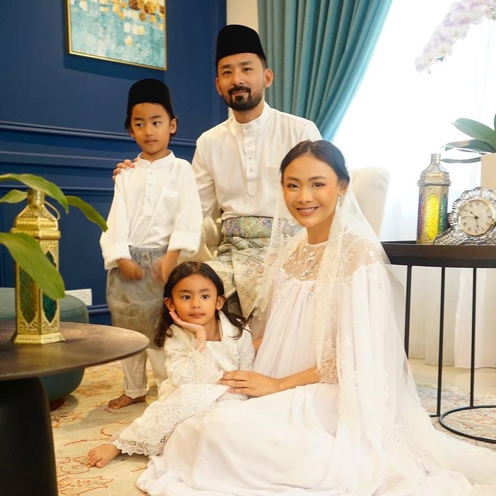 <p>Whulandary Herman merayakan Lebarannya bersama sang suami yang keturunan Malaysia, Nik Ibrahim. "Dari kami sekeluarga dengan kerendahan hati mengucapkan Selamat Hari Raya Idul Fitri, mohon maaf lahir dan batin. Di hari yang fitri ini, mari kita saling memaafkan, membersihkan hati untuk memulai lembaran baru yang penuh berkah," tulisnya seraya menyisipkan emotikon hati. (Foto: Instagram: @whulandary)</p>