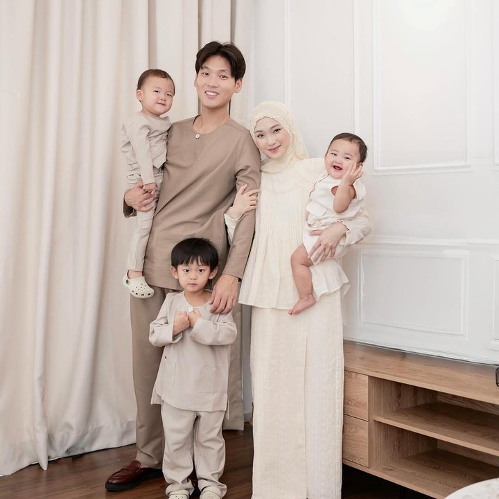 <p>Selebgram Julia Prastini turut merayakan Lebaran dengan suami Koreanya, Na Daehoon. Keduanya kompak mengenakan pakaian serba krem dan cokelat. "Eid Mubarak! Semoga tahun ini membawa kebahagiaan. Mohon maaf lahir dan batin semua!" tuturnya. (Foto: Instagram: @juliaprt7)</p>