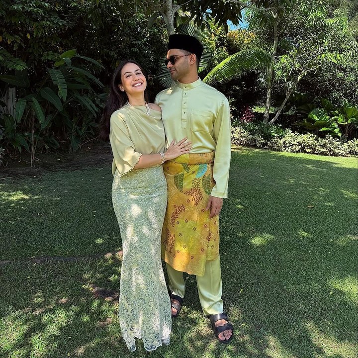 <p>Pevita Pearce dan suami Malaysia, Mirzan Meer, merayakan Lebaran pertamanya sebagai pasangan suami istri, Bunda. Keduanya pun kompak mengenakan pakaian serba hijau. "Mak Cik dan Pak Cik," tulis Pevita. (Foto: Instagram: @pevpearce)</p>