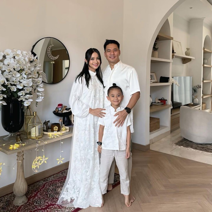 <p>Artis cantik Rini Yulianti juga merayakan Hari Raya Idul Fitri dengan suaminya yang keturunan Korea, Michael Ha. Dengan mengenakan baju serba putih, keduanya membagikan potret kebersamaan dengan sang putra, Xavier. "<em>Bismillahirrahmanirrahim, Allahumma sholli ala sayyidina Muhammad wa ala ali sayyidina Muhammad</em>. 'Ya Allah di hari kemenangan ini, mudahkanlah urusanku angkatlah derajatku, sehatkan lah badanku serta lancarkanlah rezekiku dan keluargaku'. aamiin," ujarnya. (Foto: Instagram: @riniyulianti)</p>
