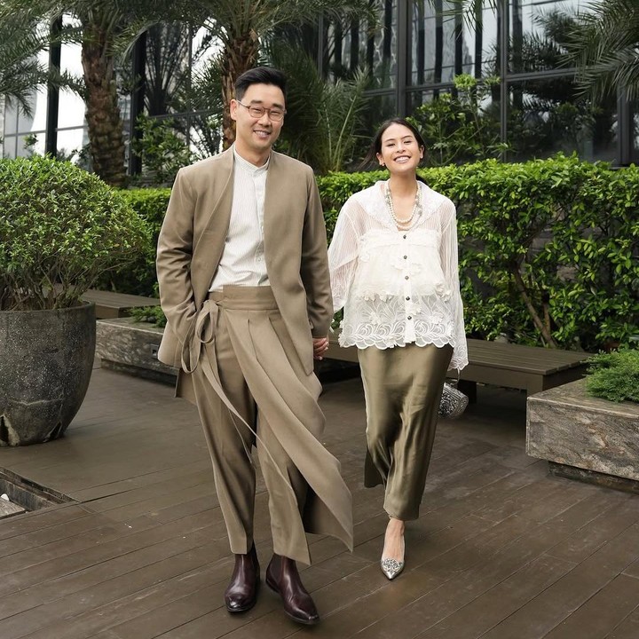 <p>Maudy Ayunda kompak mengenakan pakaian dengan sentuhan putih dan hijau untuk merayakan Lebaran bersama suami Korea, Jesse Choi, Ternyata, ini adalah Lebaran ketiga keduanya sebagai suami istri. "<em>My home, personified. Our third Eid together,</em>" ujar Maudy Ayunda. (Foto: Instagram: @maudyayunda)</p>