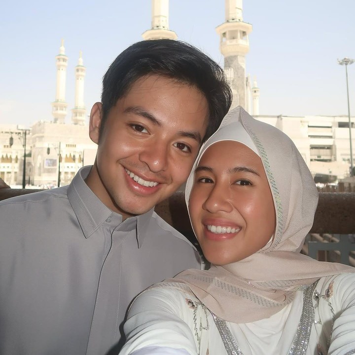 <p>Angga Yunanda dan Shenina Cinnamon turut merayakan Idul Fitri pertamanya sebagai pasangan suami istri, Bunda. Keduanya berkesempatan melaksanakan salat Idul Fitri di Masjidil Haram, Makkah. "Alhamdulillah tahun ini bisa Lebaran di tanah suci dan melaksanakan umrah. Bismillah semoga secepatnya bisa kembali lagi. Minal Aidin Wal Faidzin. Mohon maaf lahir dan batin," tutur Angga. (Foto: Instagram: @angga)</p>