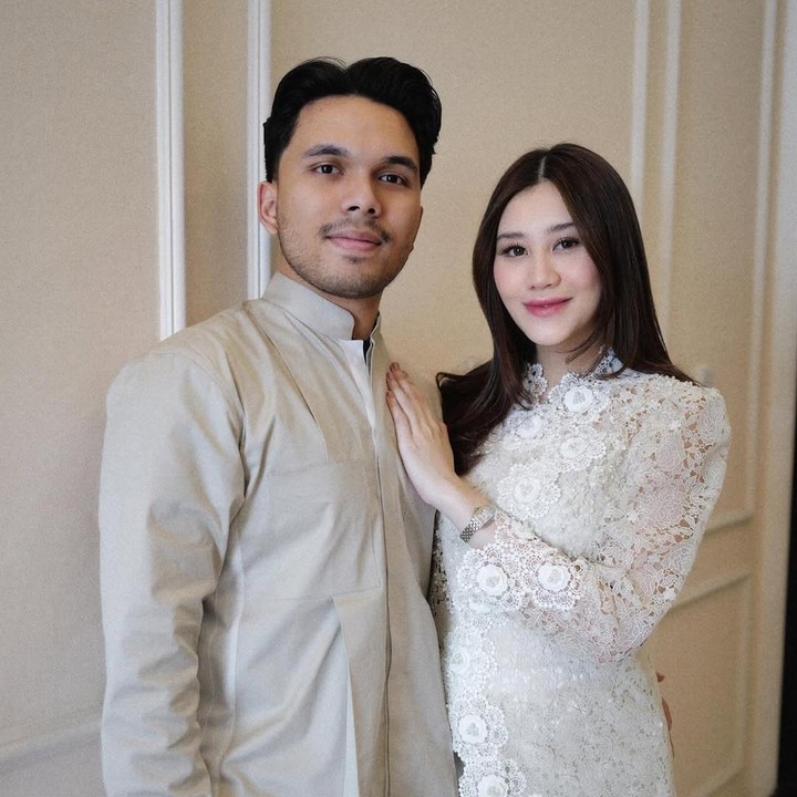 <p>Pasangan Aaliyah Massaid dan Thariq Halilintar merayakan Lebaran pertamanya sebagai pasangan suami istri. Keduanya kompak mengenakan pakaian serba putih, Bunda. "<em>Minal aidin walfaidzin,</em> mohon maaf lahir dan batin dari kita berdua," kata Aaliyah. (Foto: Instagram: @aaliyah.massaid)</p>