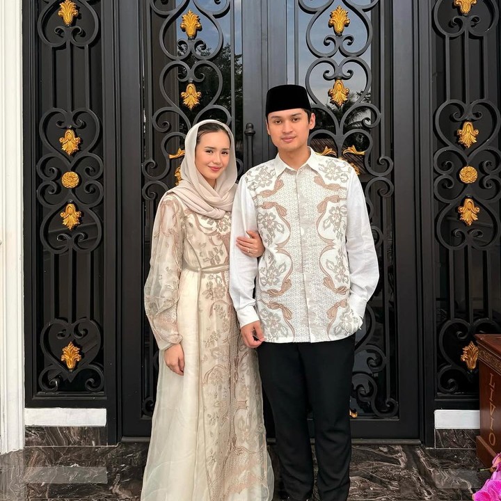 <p>Beby Tsabina dan sang suami, Rizki Natakusumah, melaksanakan Hari Raya Idul Fitri pertamanya sebagai seorang suami istri, Bunda. "Mohon maaf lahir dan batin," tulis Beby seraya mengunggah potret bersama sang suami. (Foto: Instagram: @bebytsabina)</p>