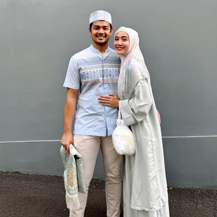 <p>Febby Rastanty dan sang suami Drajad Djumantara, melaksanakan salat Idul Fitri pertamanya sebagai pasangan suami istri, Bunda. Momen ini dibagikan langsung oleh Febby melalui laman Instagram-nya. "Salat Eid pertama menjadi pasutri," katanya. (Foto: Instagram: @febbyrastanty)</p>