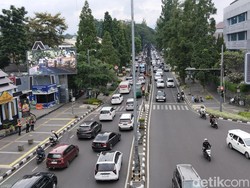 Jabar Hari Ini: Lubang di Jalan Dago Bikin Mahasiswa UPI Operasi Rahang