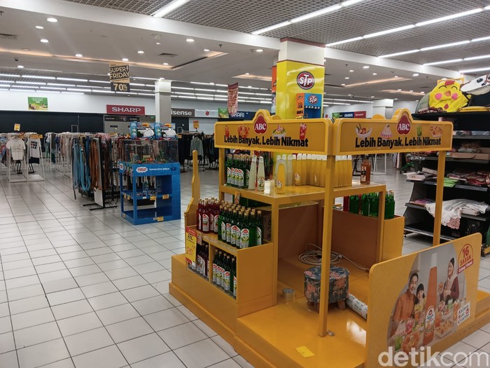 Pusat perbelanjaan atau departemen store Lulu dikabarkan akan menutup sejumlah gerainya. Bersamaan dengan itu gerai-gerai tersebut tampak sedang cuci gudang dan menjual produk tersisa seadanya.