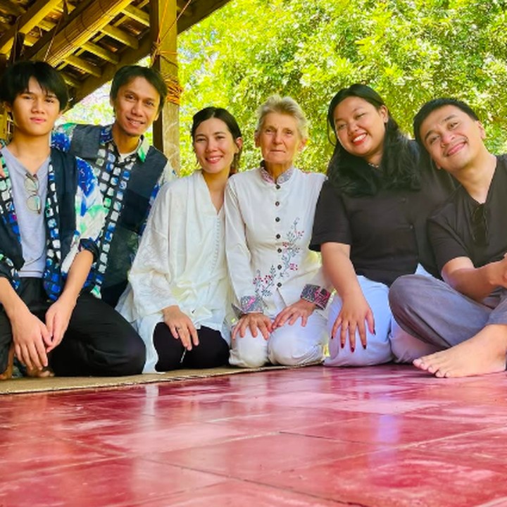 <p>Meski berbeda budaya, Eross terlihat sangat dekat dengan mertuanya ini. Bahkan, keduanya melakukan sungkem di hari Lebaran. (Foto: Instagram: @sarahcandra)</p>