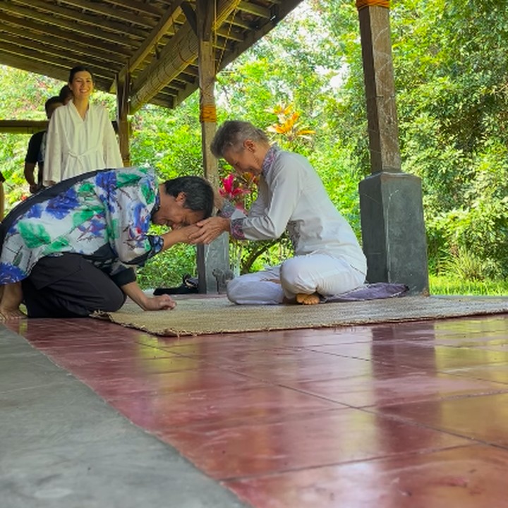 <p>Setelah sungkem dengan sang Bunda mertua, Eross kemudian 'berguling' ke sampingnya. Sontak seluruh keluarga pun tertawa melihat tingkahnya ini. (Foto: Instagram: @sarahcandra)</p>