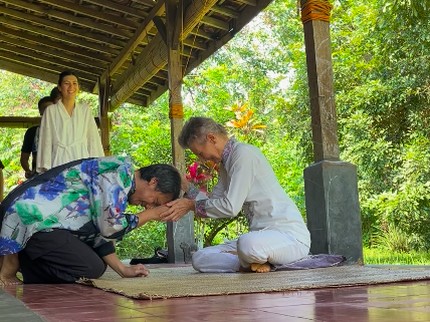 Potret Keakraban Eross Candra Sheila on 7 dan Mertua Bule asal Prancis, Sungkem saat Lebaran