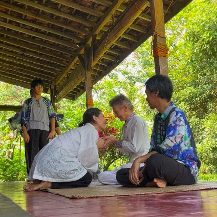 <p>"Sungkem, walau pecicilan, tapi di hati insyaAllah tulis saling memaafkan dan mendoakan," tulis Sarah seraya menyisipkan emotikon hati. (Foto: Instagram: @sarahcandra)</p>