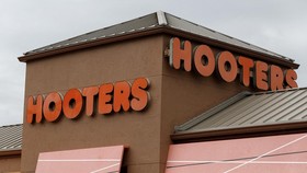 Waralaba Hooters Resmi Ajukan Bangkrut