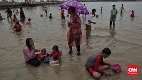 FOTO: Hujan Warnai Liburan Warga Jakarta