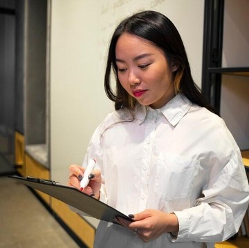 10 Pilihan Gelar yang Bisa Membantu Introvert Bersinar di Dunia Kerja