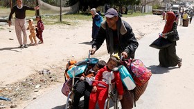 FOTO: Israel Perintahkan Warga Gaza di Rafah Pergi dari Rumah Mereka