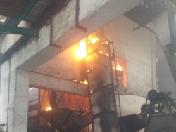 Kebakaran di Gudang Kopra Surabaya, Satu Pekerja Terluka