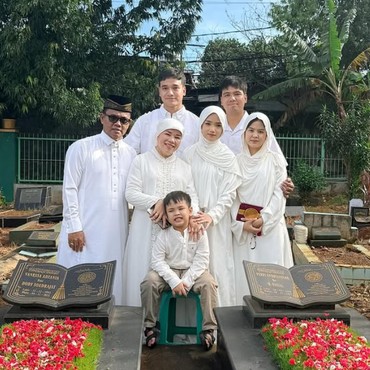 Haji Faisal dan Keluarga Jadikan Ziarah ke Makam Bibi-Vanessa Tradisi Lebaran