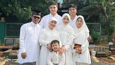 img-title Haji Faisal dan Keluarga Jadikan Ziarah ke Makam Bibi-Vanessa Tradisi Lebaran