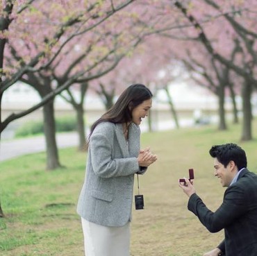 Berlatar Bunga Sakura, Luna Maya Dilamar Maxime Bouttier
