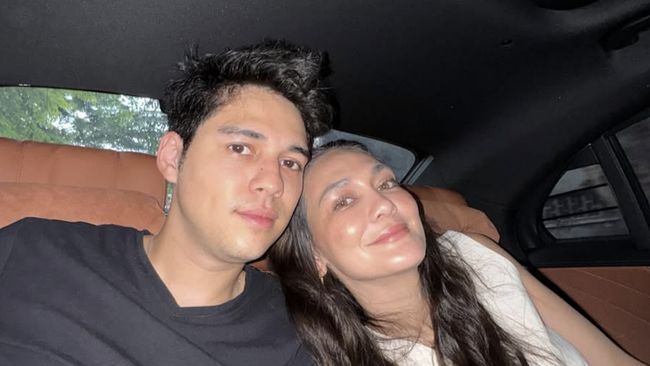 Luna Maya mengumumkan telah menerima lamaran Maxime Bouttier. Kabar itu dibagikan Luna Maya dalam unggahan terbaru di media sosial.