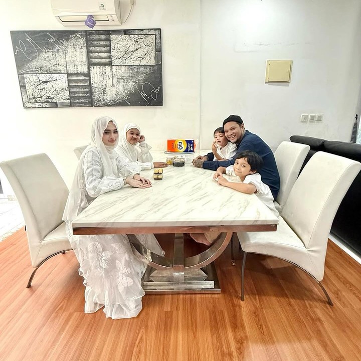 <p>Inara Rusli dan penyanyi Virgoun juga mengabadikan potret silaturahmi keduanya di hari Lebaran. Inara dan ketiga anaknya kompak mengenakan baju putih sementara Virgoun memakai baju biru dongker. (Foto: Instagram: @mommy_starla)</p>
