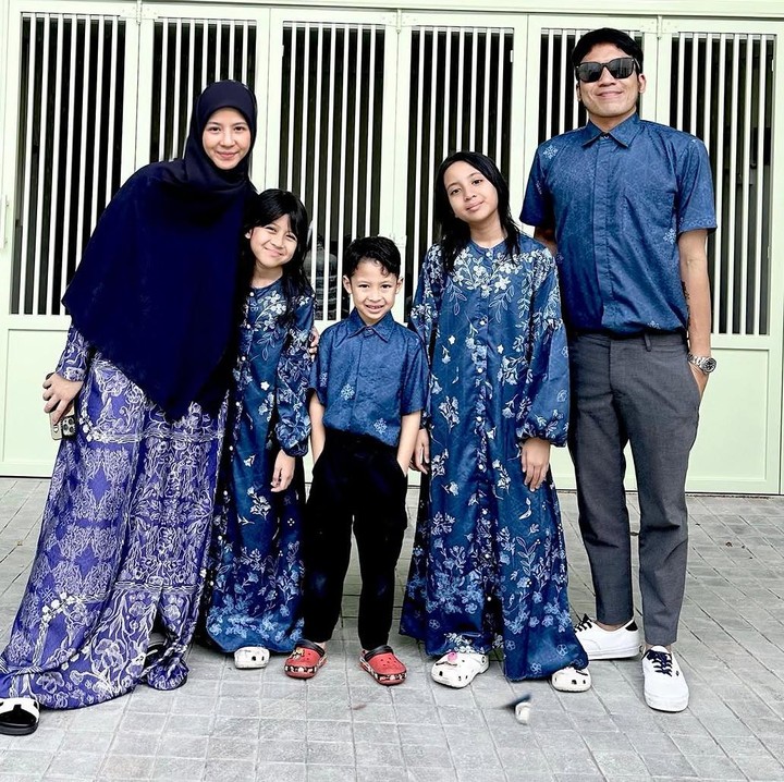<p>Desta dan Natasha Rizky juga terus menjalin hubungan baik meski sudah berpisah. Ketika Lebaran, Desta bahkan memakai baju couple, lho. "Selamat Lebaran," tulis Desta sambil membagikan potret kebersamaannya dengan Natasha dan ketiga anaknya. (Foto: Instagram: @desta08s)</p>