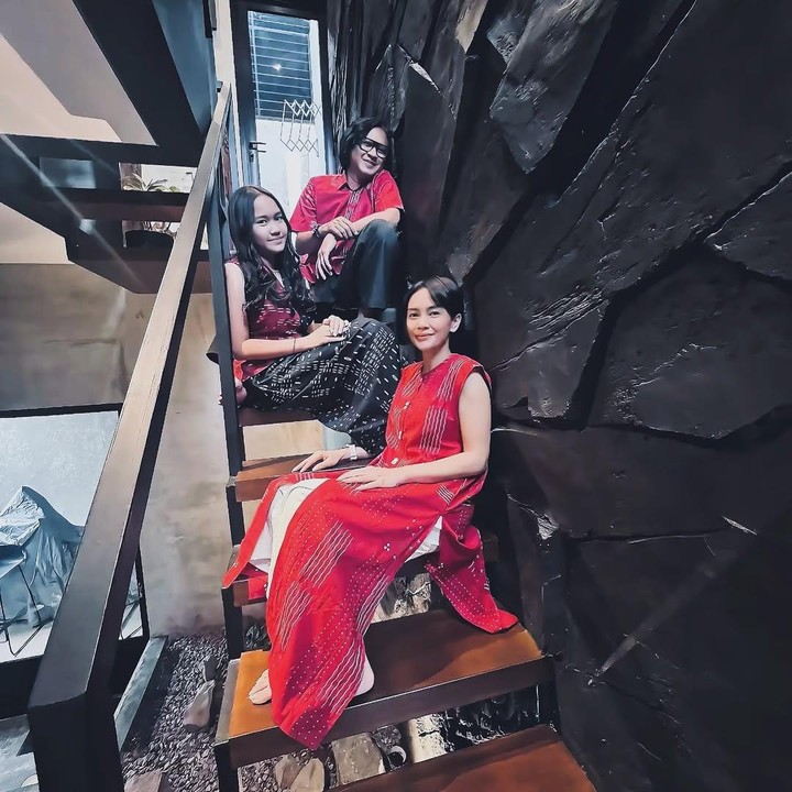 <p>Masayu Anastasia dan Lembu dikenal sebagai mantan pasangan yang selalu mendukung satu sama lain meski sudah bercerai. Mereka bahkan merayakan Idul Fitri bersama. "Selamat hari raya," tutur Lembu sambil mengunggah potret. (Foto: Instagram: @lembuwiworojati)</p>