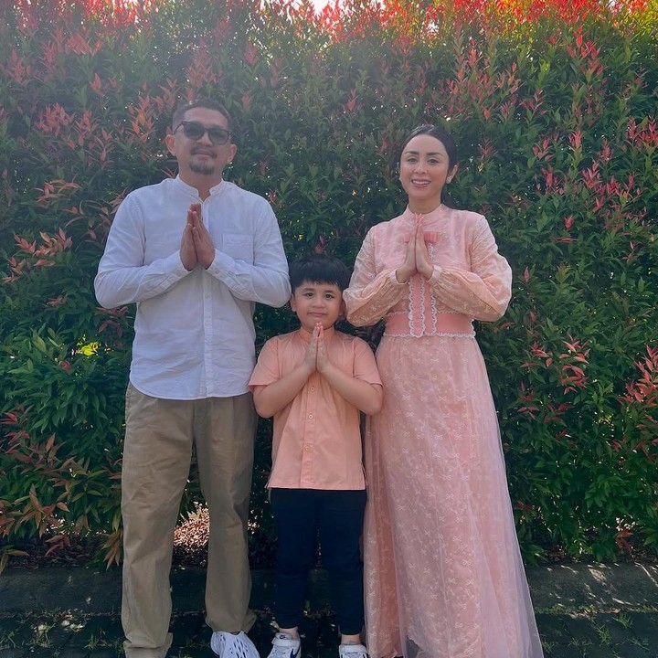 <p>Meski sudah bercerai dengan Rangga Ilham, Selvi Kitty tetap menjalin silaturahmi saat Lebaran, Bunda. Keduanya bahkan berpose dengan sang putra, Abizard Kavin Suseno. "Selamat Lebaran teman-teman. Lebaran sama mantan boleh juga," ujarnya. (Foto: Instagram: @selvikitty)</p>