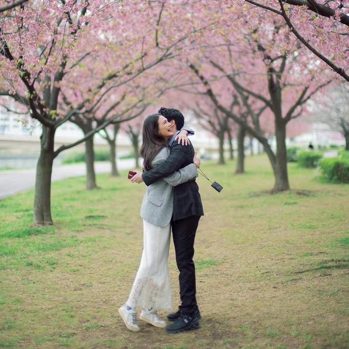 <p>Luna pun menerima lamaran Maxime dan memeluk sang kekasih erat. Mesra banget ya, Bunda. (Foto: Instagram: @lunamaya)</p>