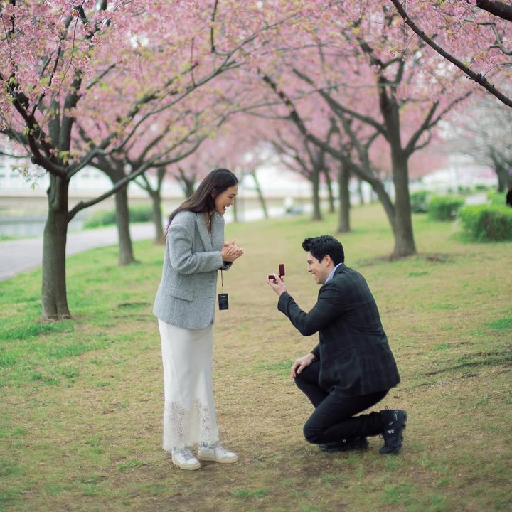<p>Momen romantis ini dibagikan langsung oleh Luna Maya melalui laman Instagram-nya. Disaksikan oleh bunga sakura yang tengah mekar, Maxime berlutut di hadapan Luna seraya mengeluarkan kotak cincin. (Foto: Instagram: @lunamaya)</p>