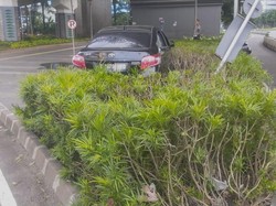 Sedan Oleng di Jalan Sudirman Berujung Nangkring di Taman
