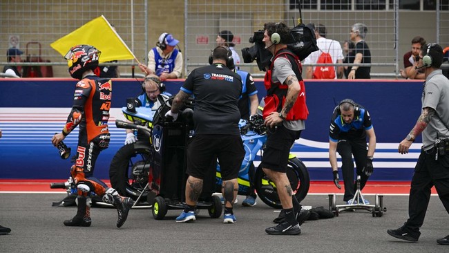 Direktur Trackhouse, Davide Brivio, marah melihat drama efek Marc Marquez yang tiba-tiba mengganti sepeda motor hingga start MotoGP Amerika 2025 diundur.
