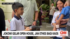 VIDEO: Jokowi Gelar Open House, Jan Ethes Bagi Kaos