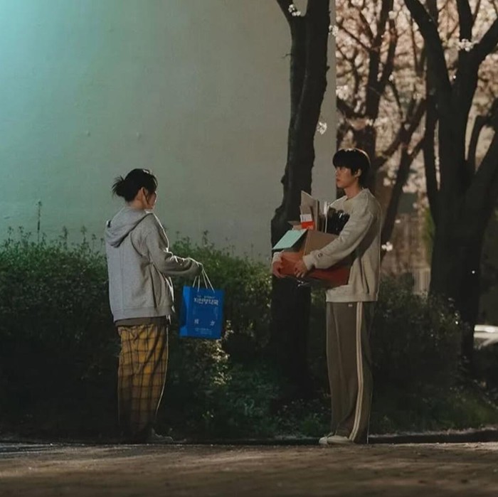 Potret Kim Min Ha dan Gong Myung dalam drama 'Way Back Love'./ Foto: instagram.com/tving.official