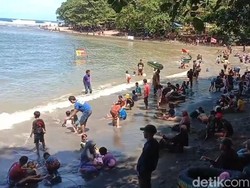 Pantai Sindangkerta Tasikmalaya Diserbu Wisatawan Saat Lebaran