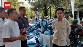 VIDEO: Sebelum Sungkem ke Jokowi, Gibran Tinjau Pembagian Sembako